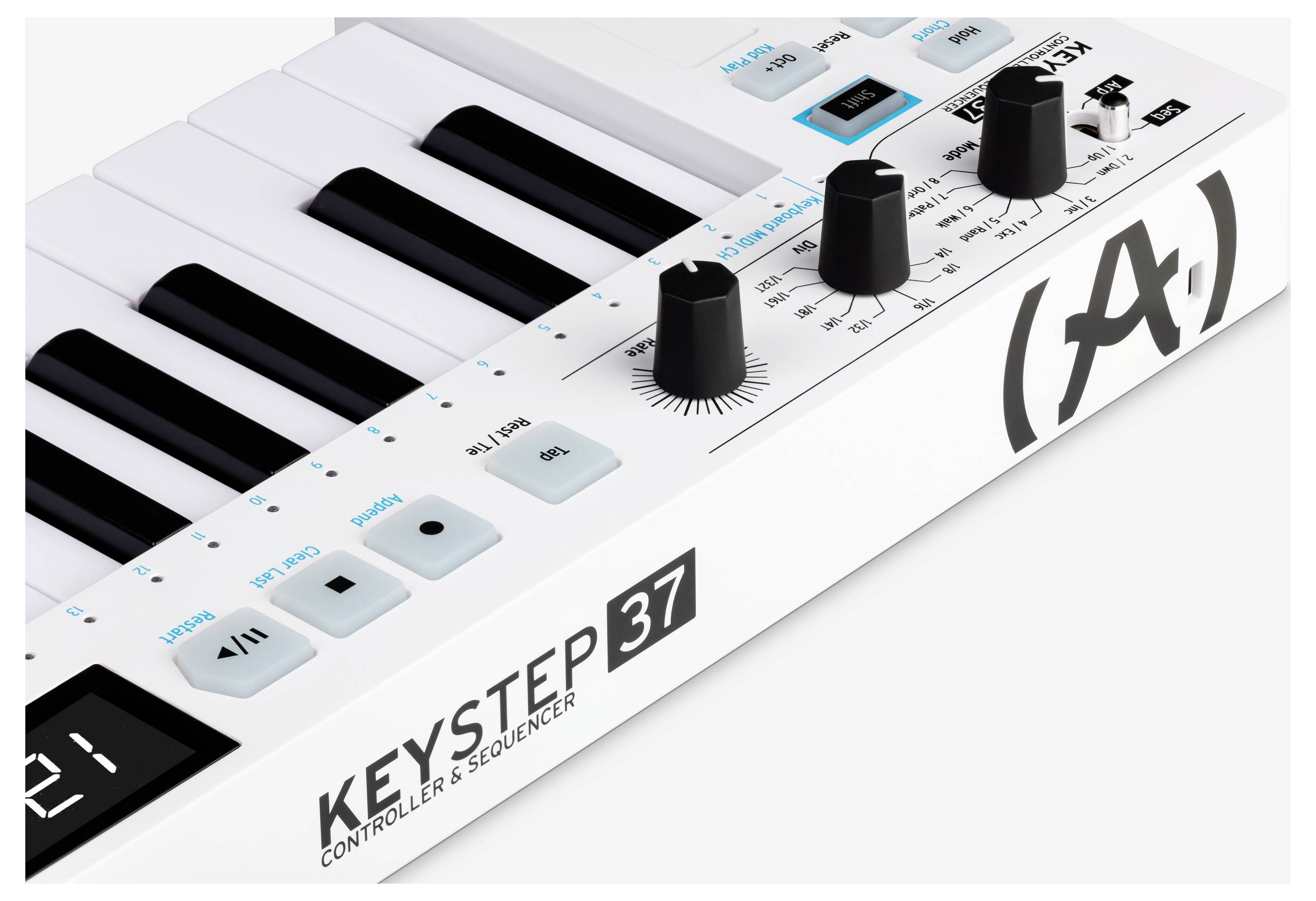 Ein weißer MIDI-Controller 'Keystep 37' mit schwarzen und weißen Tasten sowie mehreren Reglern und Tasten zur Steuerung und Sequenzierung.