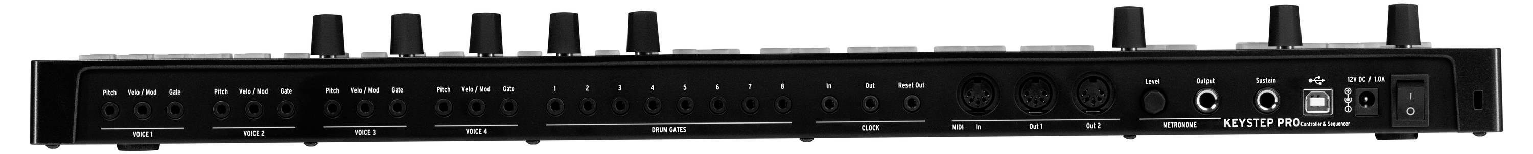 Rückseite eines Verstärkers mit mehreren Drehreglern und Anschlüssen, darunter Eingänge für Audioverbindungen und Netzteil.