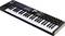 Ein schwarzes MIDI-Keyboard mit weißen und schwarzen Tasten, mehreren Drehreglern, Tasten und einem kleinen Display.