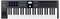 Schwarzes MIDI-Keyboard mit 25 Tasten, acht Drum-Pads oberhalb der Tasten und mehreren Drehknöpfen und Schiebereglern rechts.