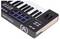 MIDI-Controller-Keyboard mit Tasten, Pads und Reglern. Marke 'Arturia'. Rechte Seite zeigt ein Holzseitenteil und Pitch-Wheel.