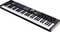Ein MIDI-Controller-Keyboard mit 49 Tasten, Drehreglern, Pads und einem Display. Ideal für Musikproduktion und Live-Performance.