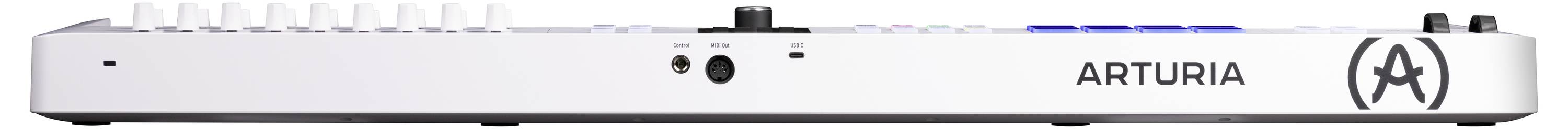 Rückansicht eines weißen Arturia MIDI-Controllers mit mehreren Anschlüssen und einem Logo auf der rechten Seite.