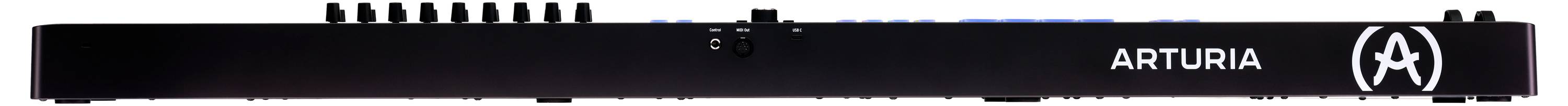 Schwarzer Synthesizer mit mehreren Reglern und Tasten von Arturia, seitliche Ansicht.