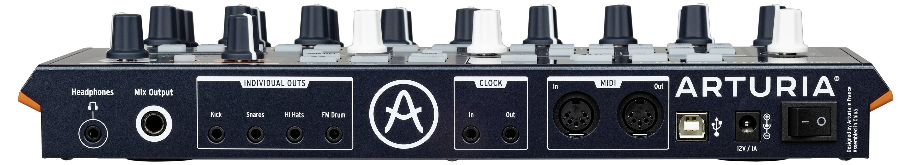 Ein schwarzer MIDI-Controller mit mehreren Reglern, Tasten und Anschlüssen. Auf der rechten Seite steht 'ARTURIA'. Verwendet für Musikproduktion.