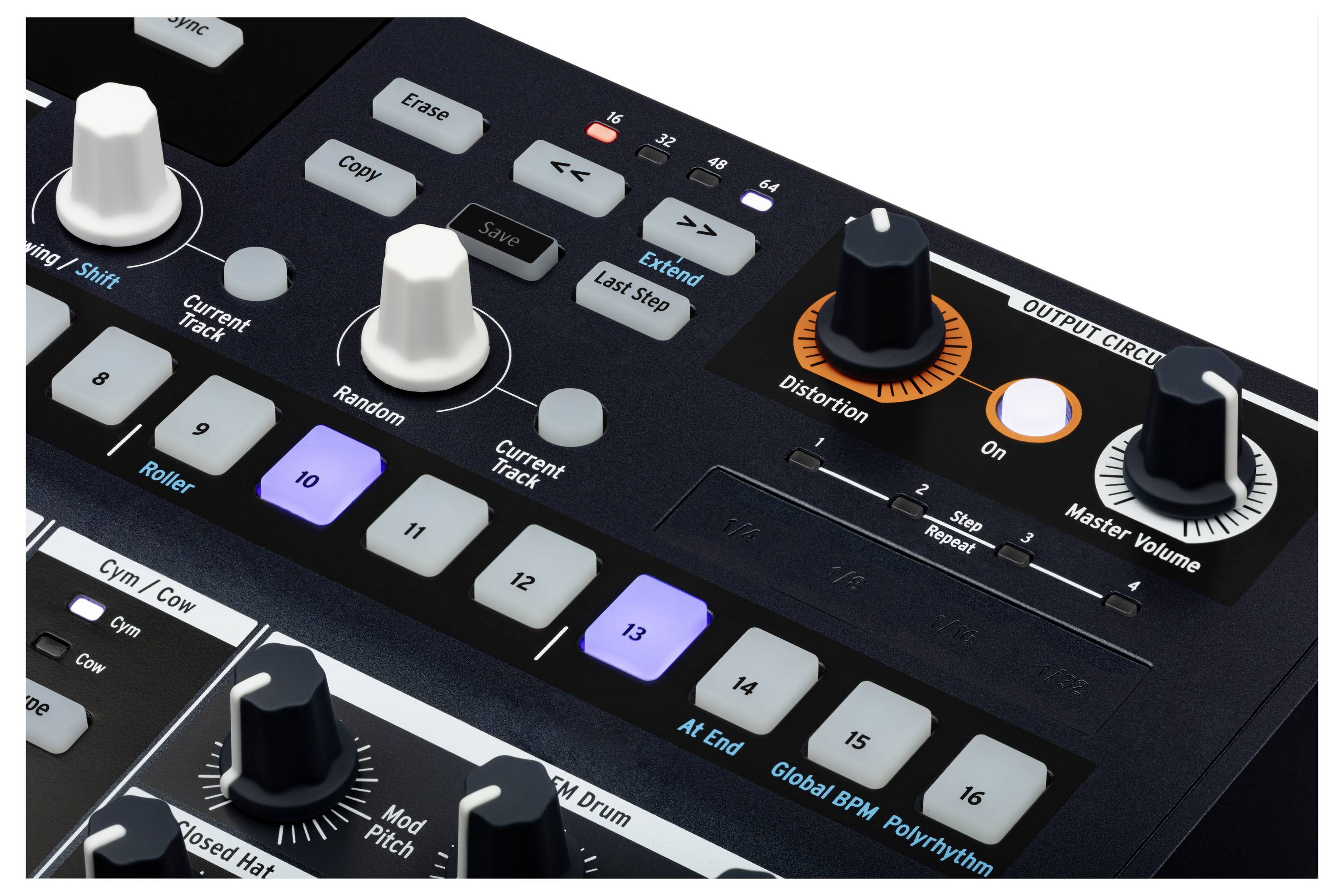 Ein Musikgerät mit Knöpfen und Reglern, darunter 'Current Track', 'Random', 'Distortion', und 'Master Volume'.