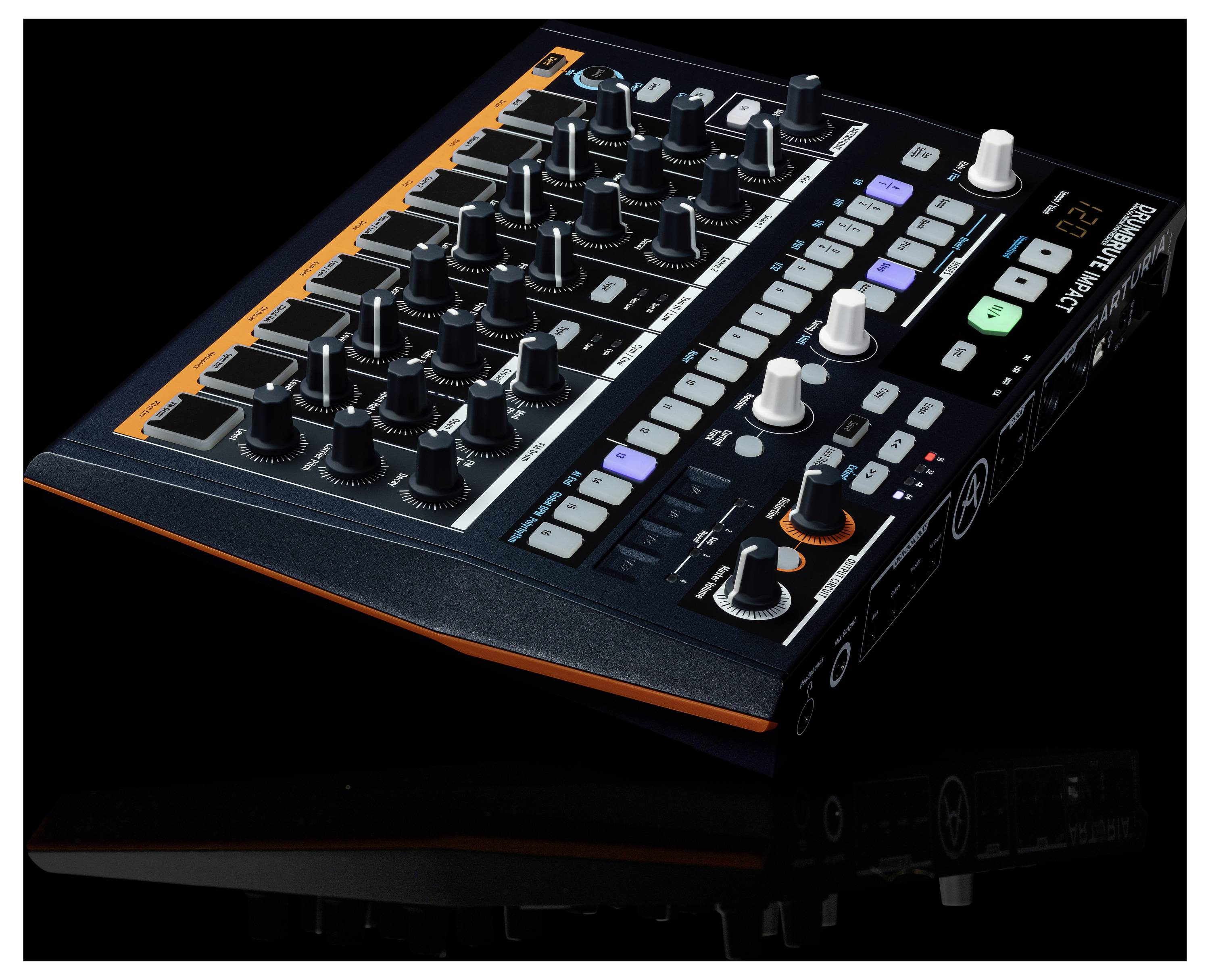 Ein schwarzer DJ-Mixer mit Knöpfen und Drehreglern auf dunklem Hintergrund, beleuchtet durch bunte LED-Lichter.