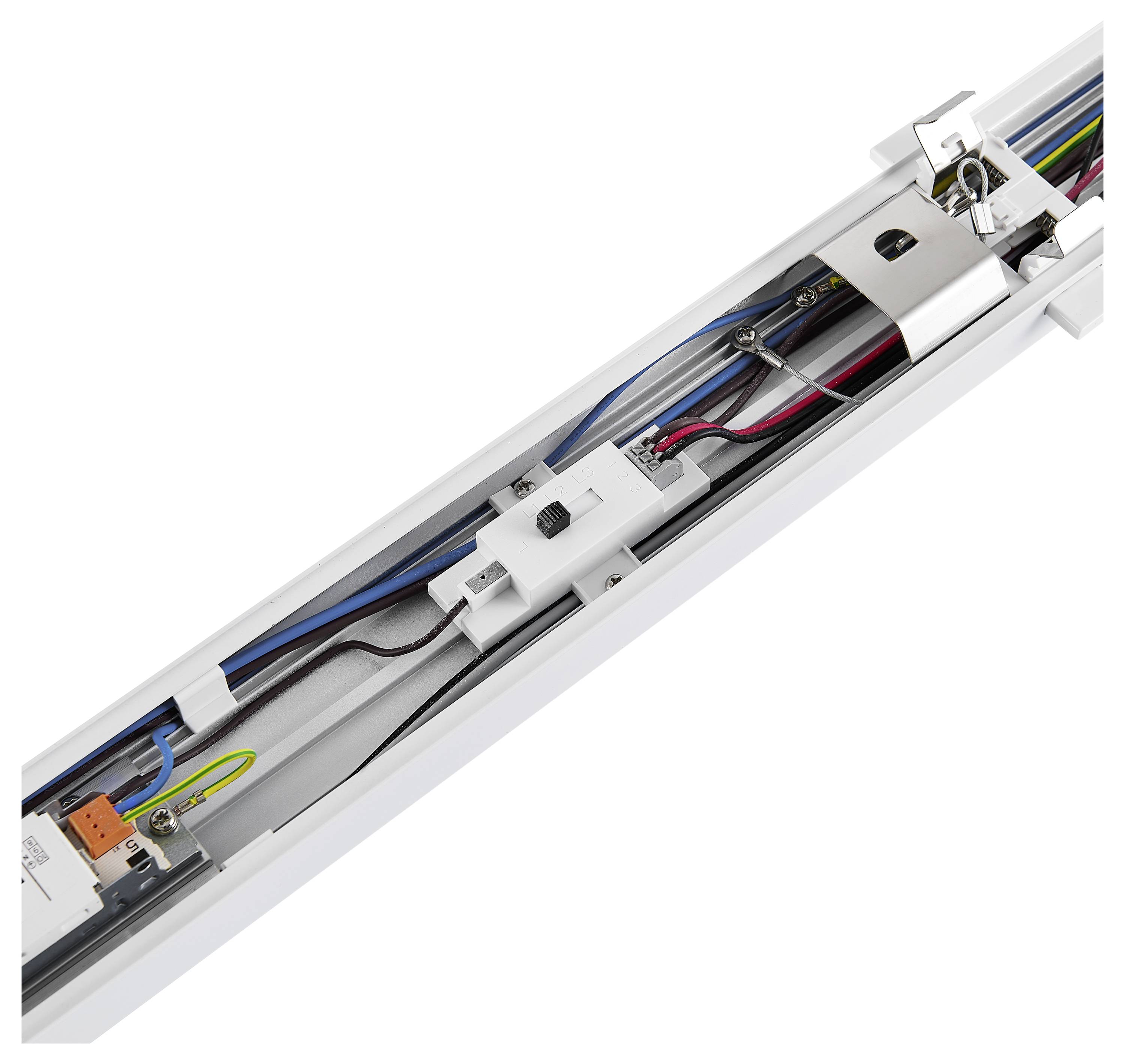 Detailaufnahme eines offenen Kabelkanals mit sichtbaren farbigen Drähten und elektrischen Anschlüssen.