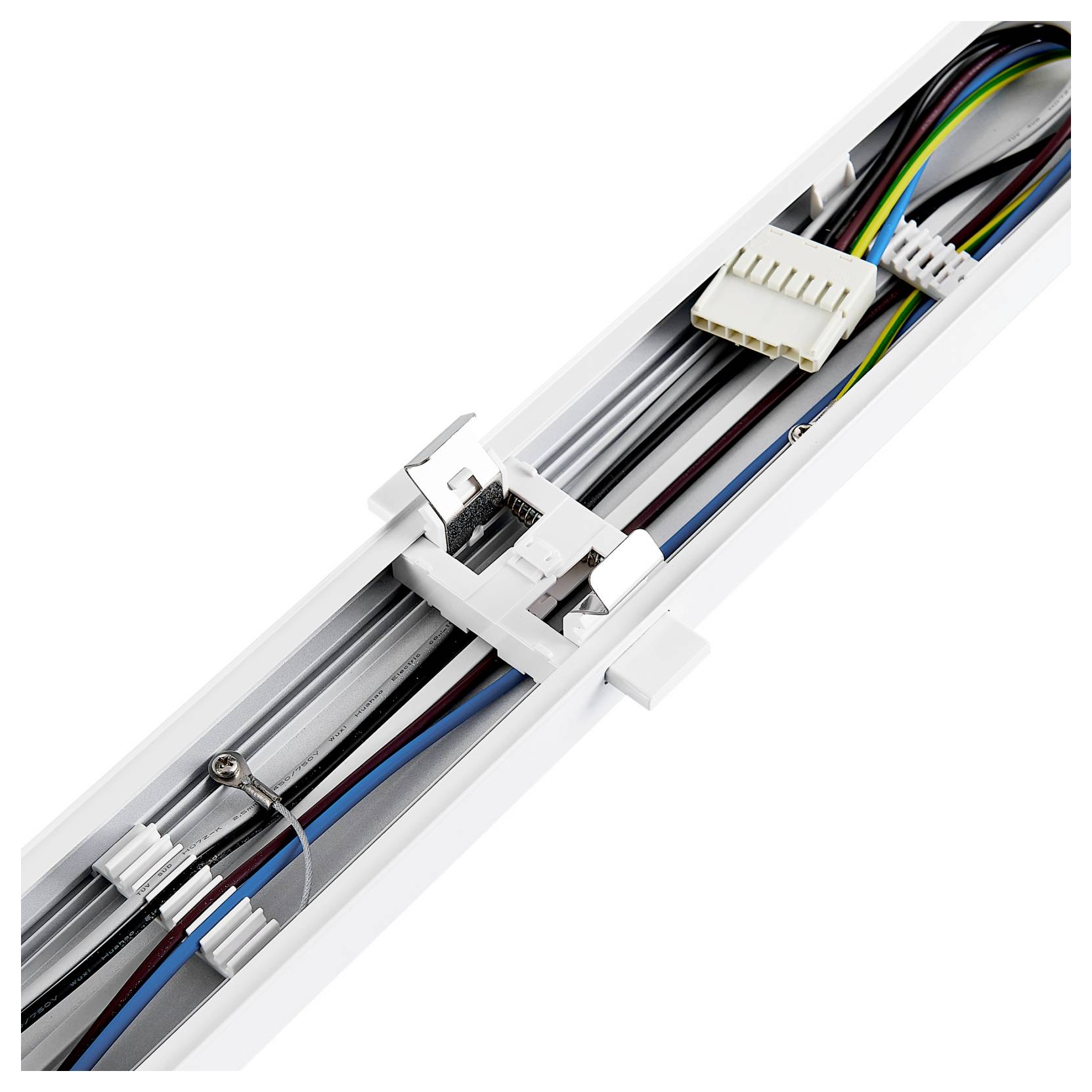 Nahaufnahme eines weißen Kabelkanals bzw. Kabelführungskanals mit mehrfarbigen Kabeln und Steckverbindern im Inneren.