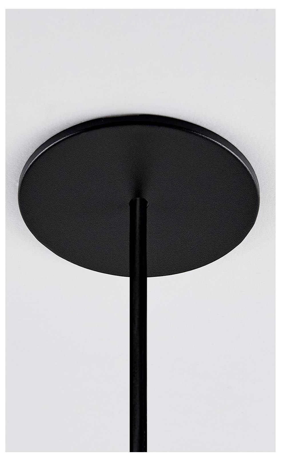 Schwarze Stehlampe von unten betrachtet, mit rundem Lampenschirm und mittlerem Standfuß vor einem schlichten, hellen Hintergrund.