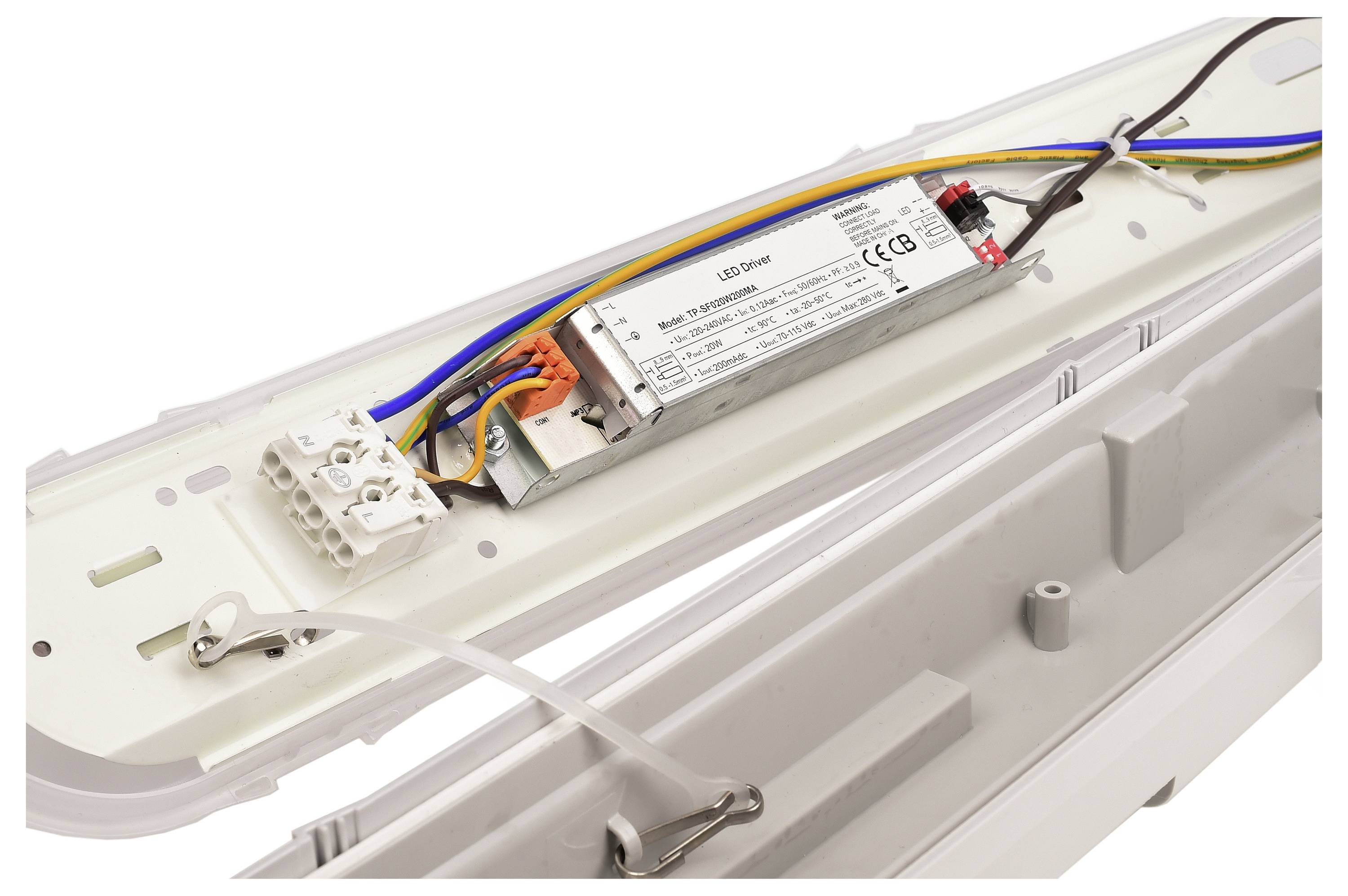 Eine geöffnete LED-Leuchte mit sichtbaren Kabeln und einem eingebauten Treiber, zeigt die elektrische Verkabelung und Anschlüsse.