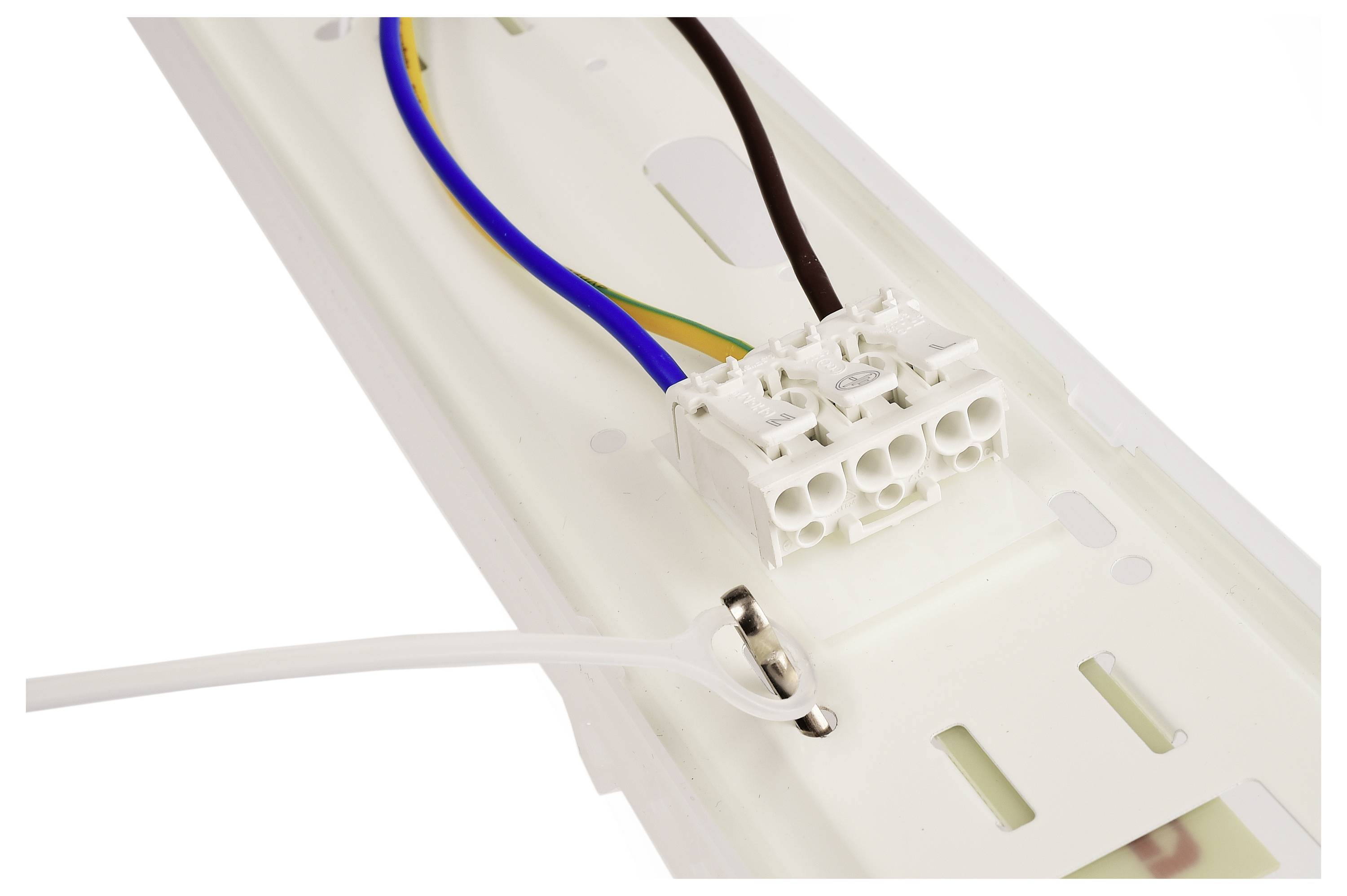 Ein weißes elektrisches Anschlusskabel mit mehrfarbigen Drähten (blau, gelb-grün, braun) in einer weißen Plastikhalterung.