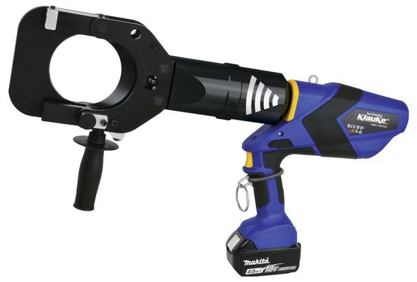 Ein batteriebetriebenes hydraulisches Schneidwerkzeug mit blau-schwarzem Design, ausgestattet mit einem kreisförmigen Schneidbereich und einem Griff für einfache Handhabung.