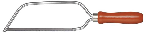 Eine Handsäge mit einem roten Griff, ausgestattet mit einer dünnen, gezahnten Klinge und einem Metallrahmen.