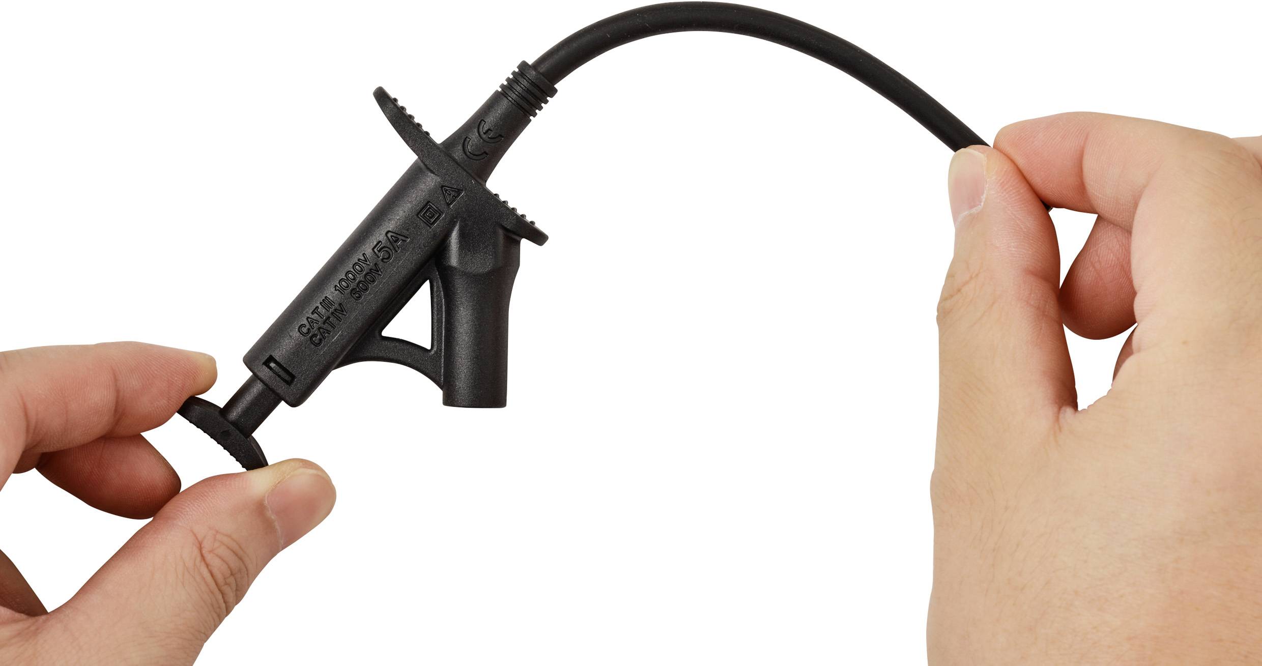 Zwei Hände, die ein schwarzes Kabel mit einem daran befestigten Plastikwerkzeug halten, möglicherweise für elektrische oder technische Zwecke.