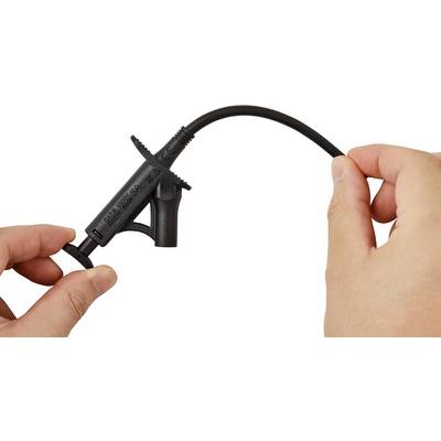 Zwei Hände, die ein schwarzes Kabel mit einem daran befestigten Plastikwerkzeug halten, möglicherweise für elektrische oder technische Zwecke.
