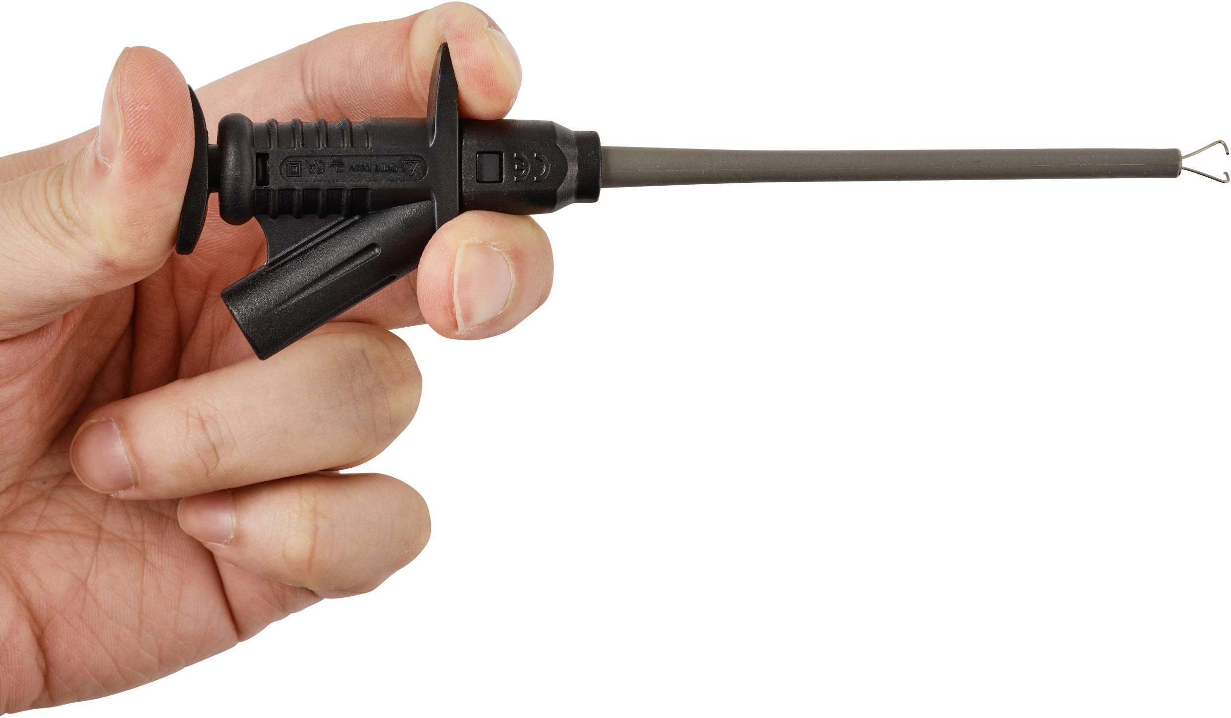 Eine Hand, die eine Messonde mit einer spitzen Spitze und einem Griff für elektrische Messungen vor einem weißen Hintergrund hält.