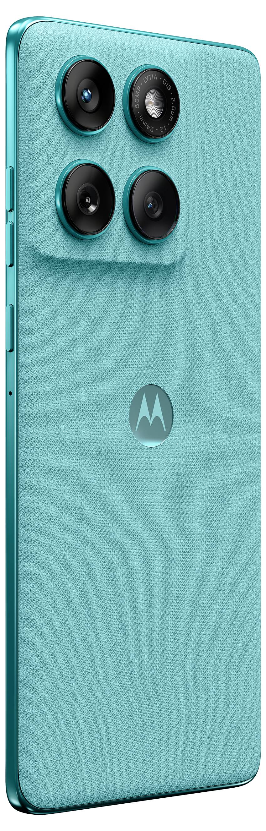 Ein blaugrünes Smartphone mit strukturierter Rückseite und drei rückwärtigen Kameras, vertikal angeordnet.