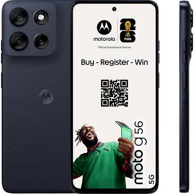 Das Bild zeigt ein Motorola Moto g56 Smartphone mit FIFA-Branding. Der Text lautet „Kaufen - Registrieren - Gewinnen" neben einem QR-Code. Eine fröhliche Person hält das Telefon.