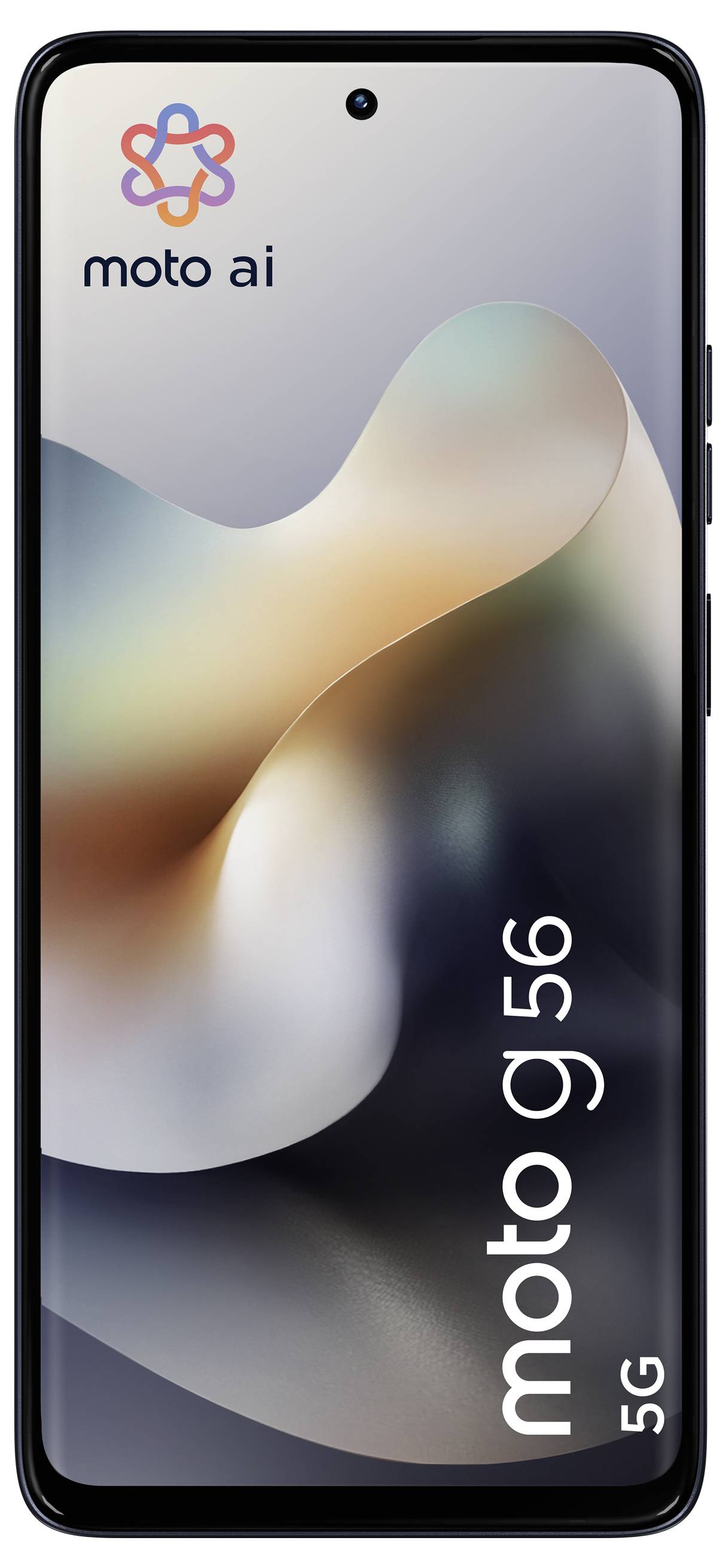 Person in einer Küche, lächelnd und fotografiert ein Käse- und Fleischplatte mit einem Smartphone, während ein Getränk in der Nähe steht.