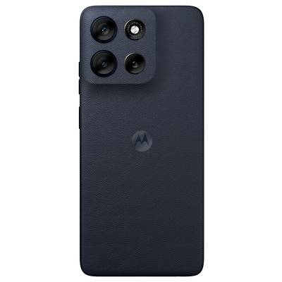 Ein Smartphone mit einer dunkel strukturierten Rückseite, ausgestattet mit einem dreifachen Kamerasystem und einem Motorola-Logo in der Mitte.