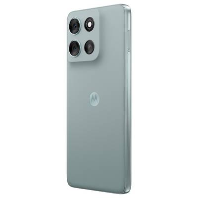 Ein elegantes Smartphone mit einem hellblauen metallischen Rücken, auf dem ein Motorola-Logo angebracht ist und ein Triple-Kamera-Modul in der oberen linken Ecke sitzt.