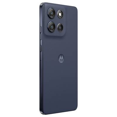 Ein blaues Smartphone, das seine Rückseite zeigt, mit einer strukturierten Rückseite, drei Kameras und einem prominenten Blitzmodul.