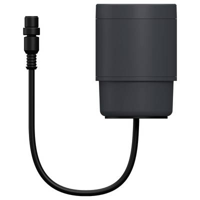 Schwarzes Kabel mit einem kleinen Stecker, der an einem rechteckigen Netzteil oder Akku angeschlossen ist, auf weißem Hintergrund.