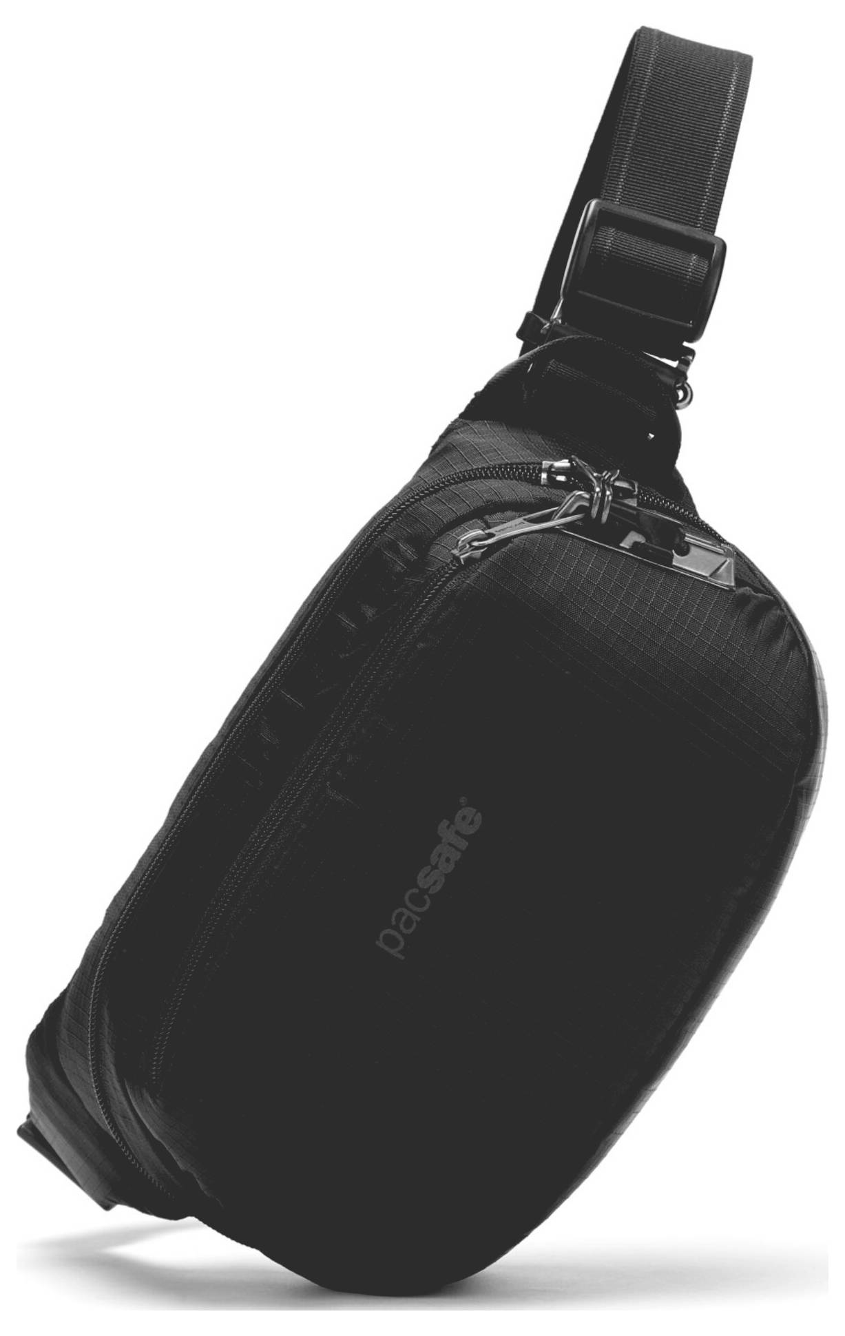 Eine schwarze Umhängetasche mit verstellbarem Gurt, drei Reißverschlussfächern und sichtbarem Markenlogo. Die Tasche steht aufrecht.