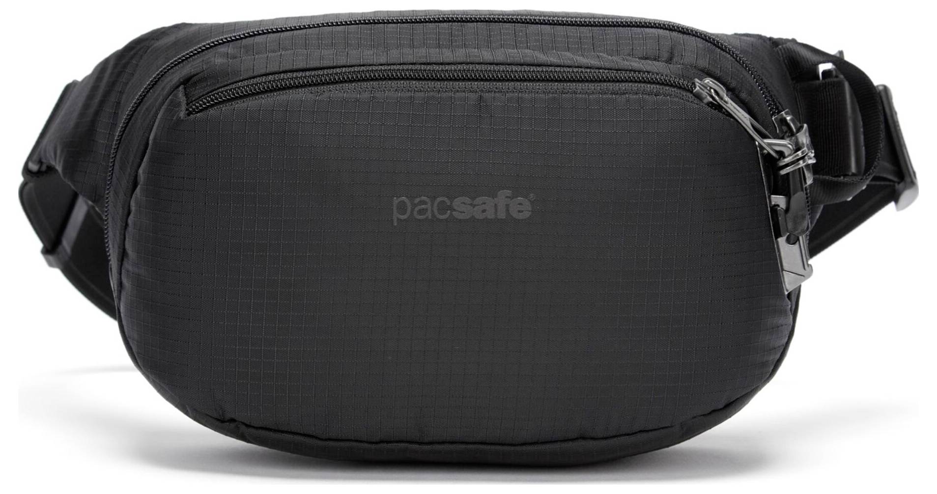 Eine kleine schwarze Umhängetasche mit einer Reißverschlusstasche vorne, verstellbarem Riemen und subtiler 'Pacsafe' Logoprägung auf der Vorderseite.