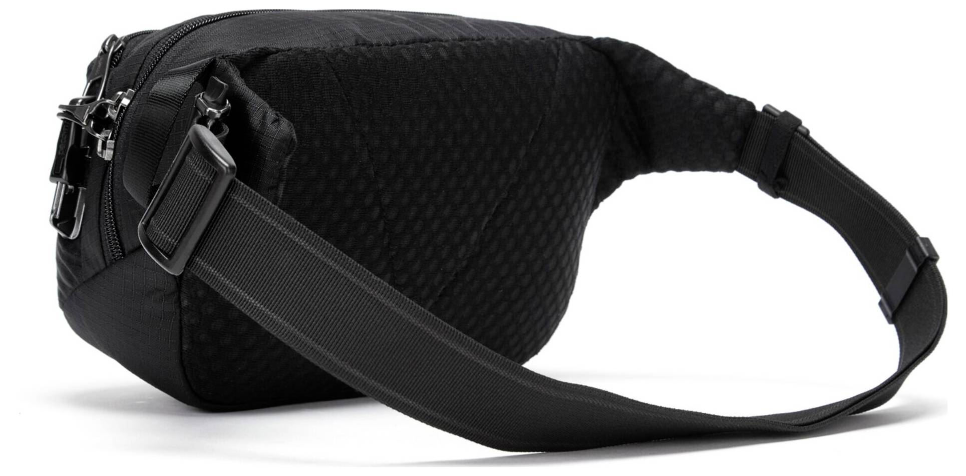 Eine schwarze, gesteppte Umhängetasche mit verstellbarem Riemen und einer Reißverschlusstasche vorne, vor einem schlichten weißen Hintergrund platziert.