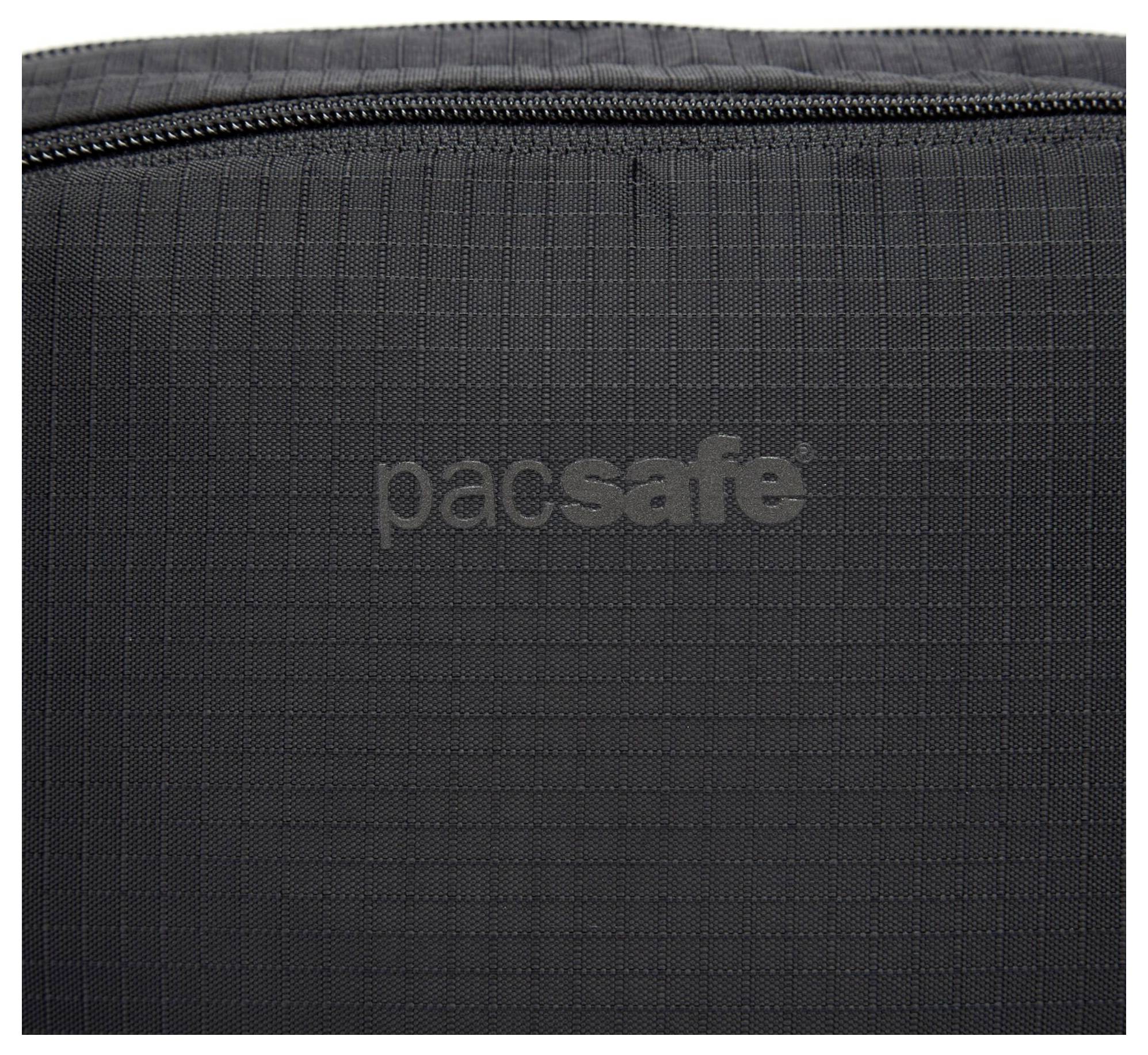 Ein Nahaufnahme-Bild der schwarzen Stoffoberfläche mit dem dezent eingraviertem 'Pacsafe' Logo, das ein minimalistisches Design veranschaulicht.