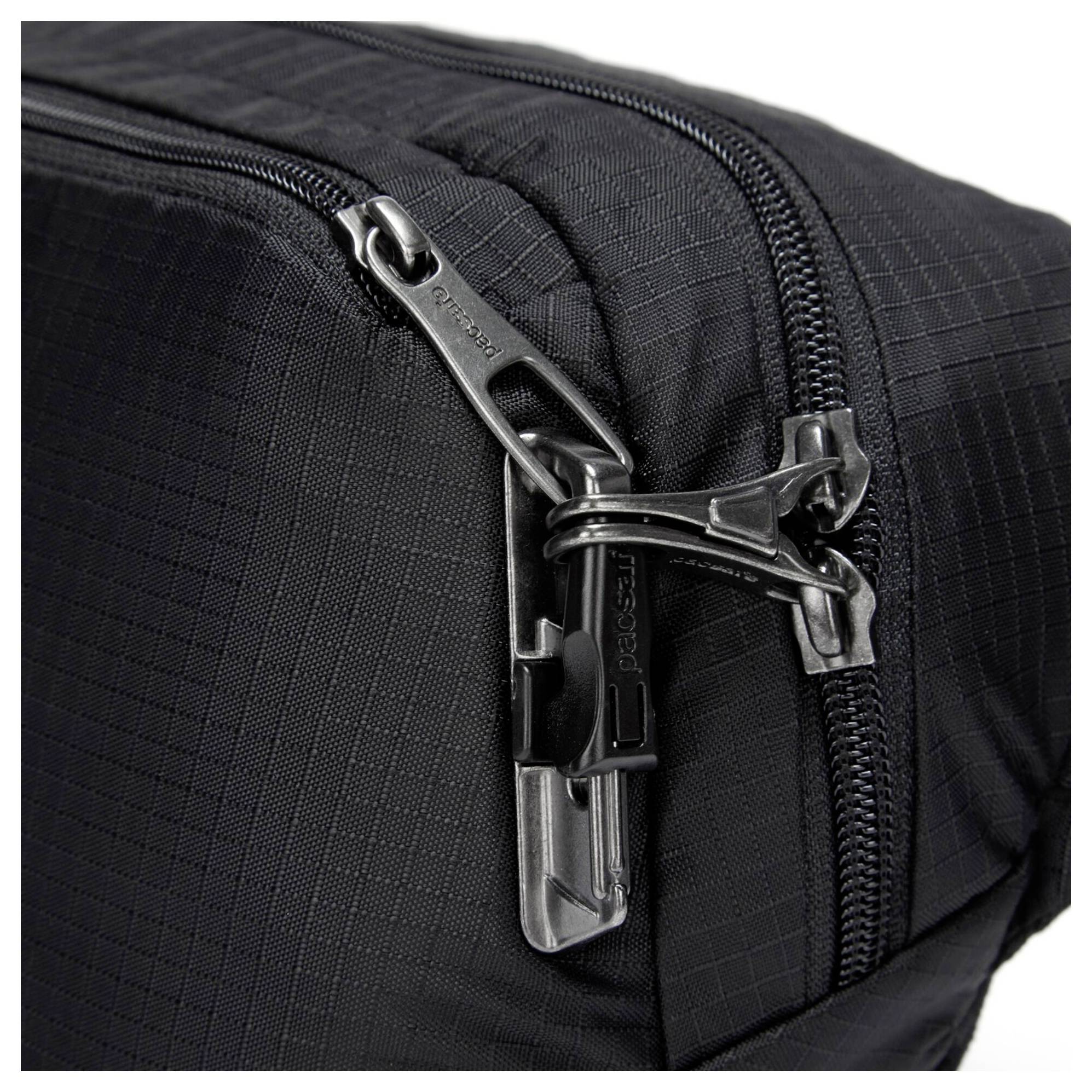 Eine schwarze Rucksackecke mit einer Nahaufnahme des Reißverschlusses und des Verschlussmechanismus, der das Sicherheitsmerkmal hervorhebt.