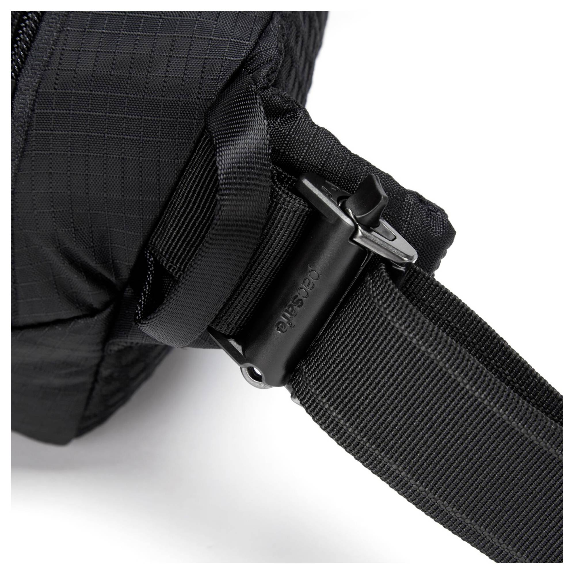 Nahaufnahme der Ecke einer schwarzen Stofftasche mit detaillierter Ansicht der Riemenanbringung, einem Metallschnallenelement und genähtem Schlaufendesign.