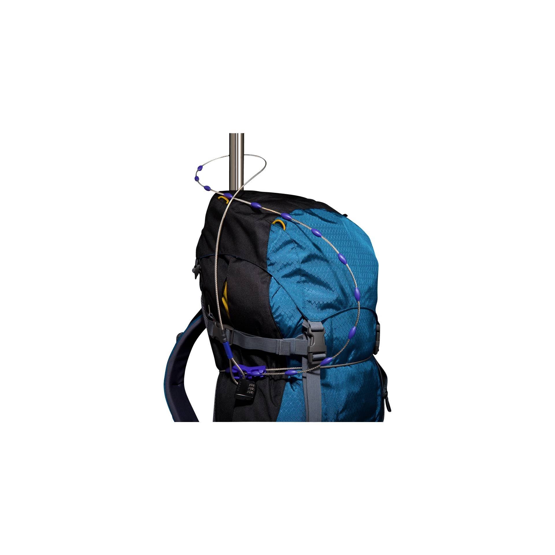 Ein blau-schwarzer Wanderrucksack, der mit violetter Schnur an einem dunklen Pfahl befestigt ist, mit mehreren Fächern und Riemen zum Tragen.