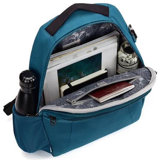 Ein offener petrolblauer Rucksack zeigt eine Wasserflasche, einen Laptop, ein Notizbuch, einen Stift und einen Reisepass, was darauf hindeutet, dass er für eine Reise oder die Schule gepackt wurde.