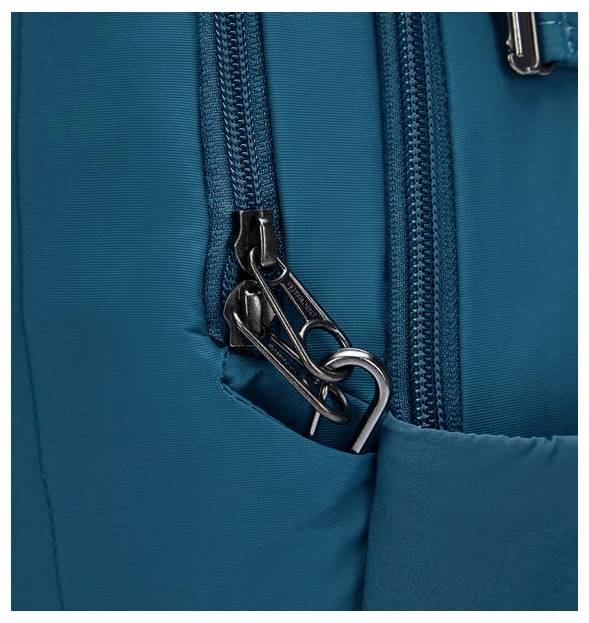 Nahaufnahme eines türkisfarbenen Rucksacks mit zwei Metallreißverschlüssen, deren Ziehlasche ineinandergreift und so ein Sicherheitsmerkmal oder stilistisches Detail hervorhebt.
