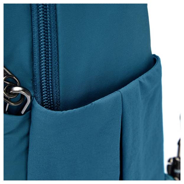 Nahaufnahme der Seitenseite eines türkisfarbenen Rucksacks mit sichtbarem Reißverschluss und Tasche, die die Stoffstruktur und Naht hervorhebt.