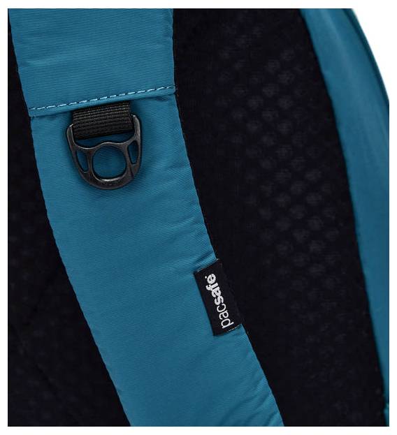 Nahaufnahme eines türkisfarbenen Rucksackgurts mit einer schwarzen Schnalle und einem kleinen, gut sichtbaren 'Pacsafe'-Etikett, die Design- und Markeneigenschaften hervorheben.