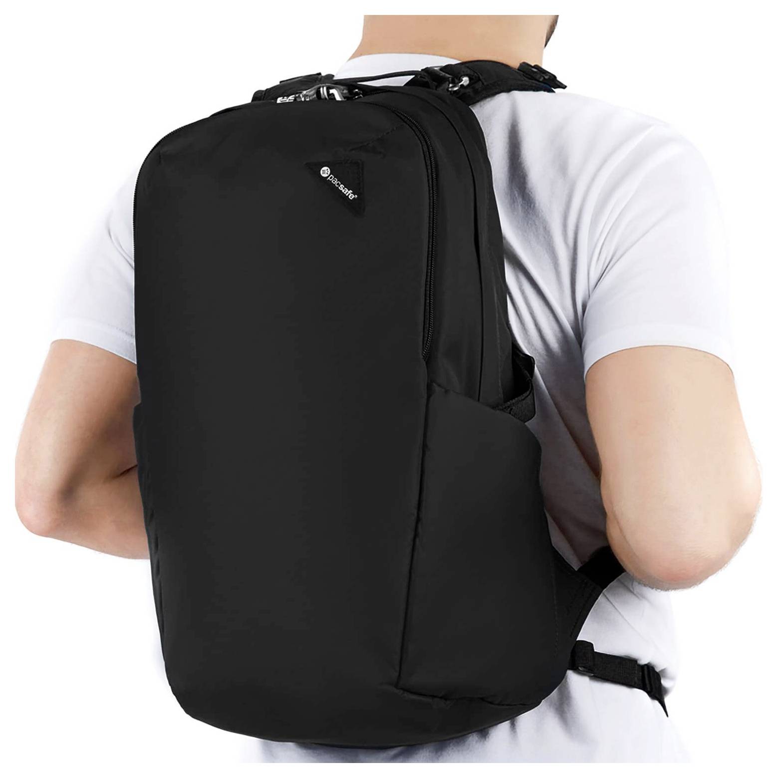 Eine Person, die einen schwarzen Rucksack mit verstellbaren Schultergurten und einem schlichten Design trägt, der sich für Reisen oder den täglichen Gebrauch eignet.