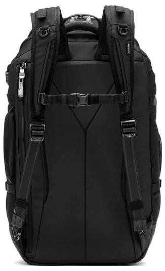 Ein schwarzer Rucksack mit verstellbaren gepolsterten Trägern, Brustgurt und mehreren Reißverschluss-Fächern, konzipiert für Reisen oder Outdoor-Aktivitäten.