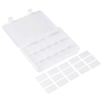 Durchsichtige Plastikbox mit offenem Deckel, die mehrere kleine rechteckige Fächer enthält, wahrscheinlich zum Organisieren von Gegenständen.