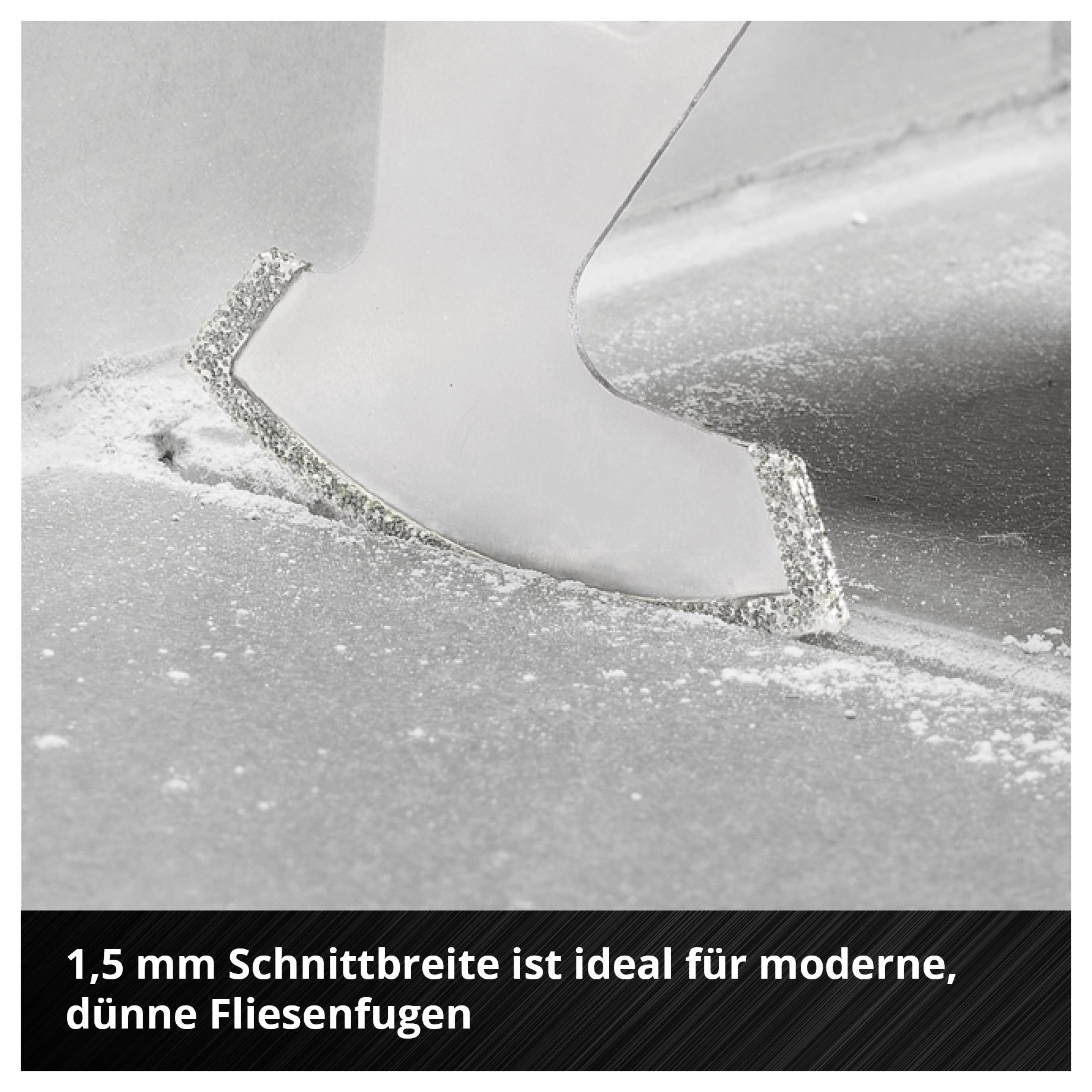 Ein Messer mit 1,5 mm Schnittbreite entfernt Fugenmaterial zwischen Fliesen. Text: '1,5 mm Schnittbreite ist ideal für moderne, dünne Fliesenfugen'.