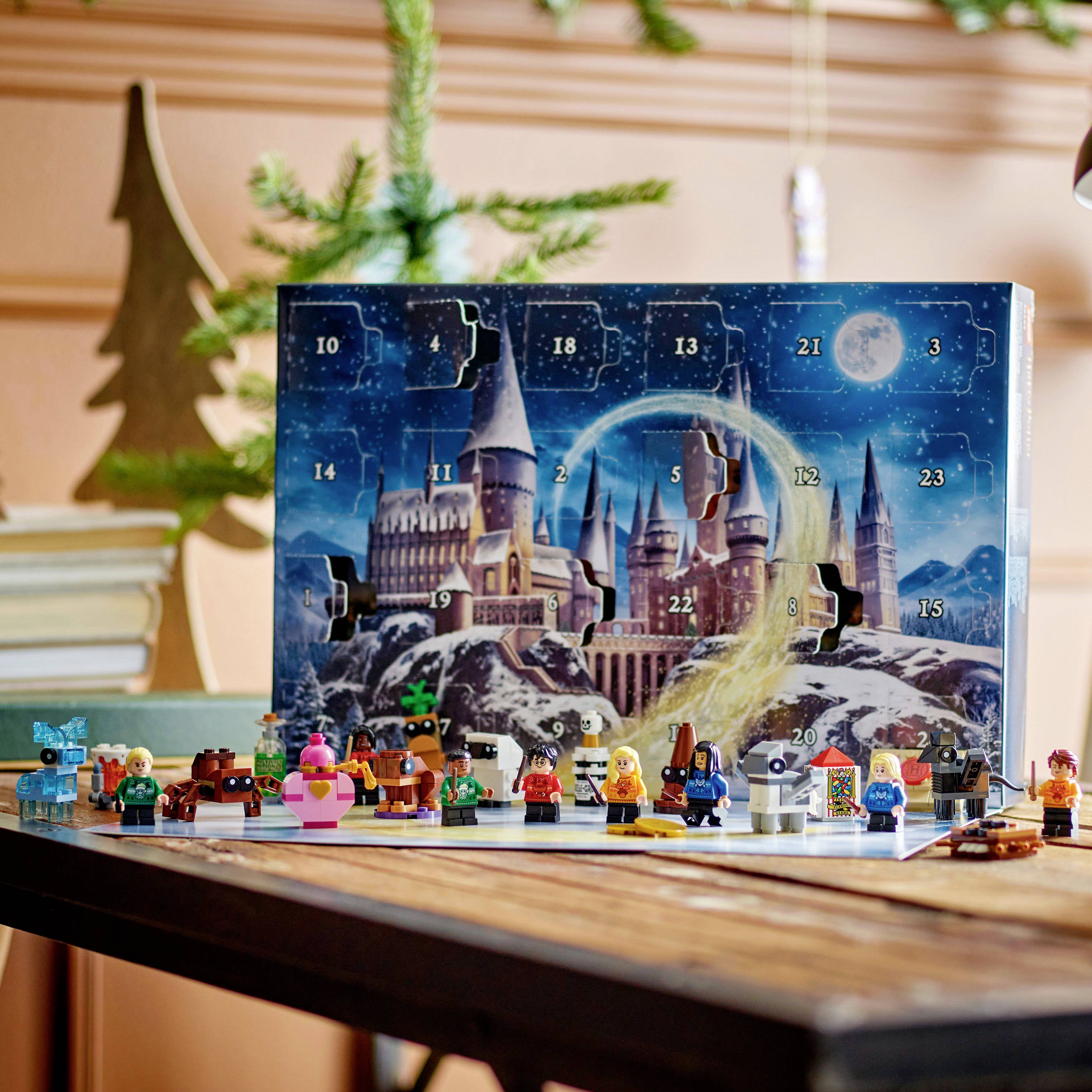 La photo montre le calendrier ouvert avec des figurines Lego.