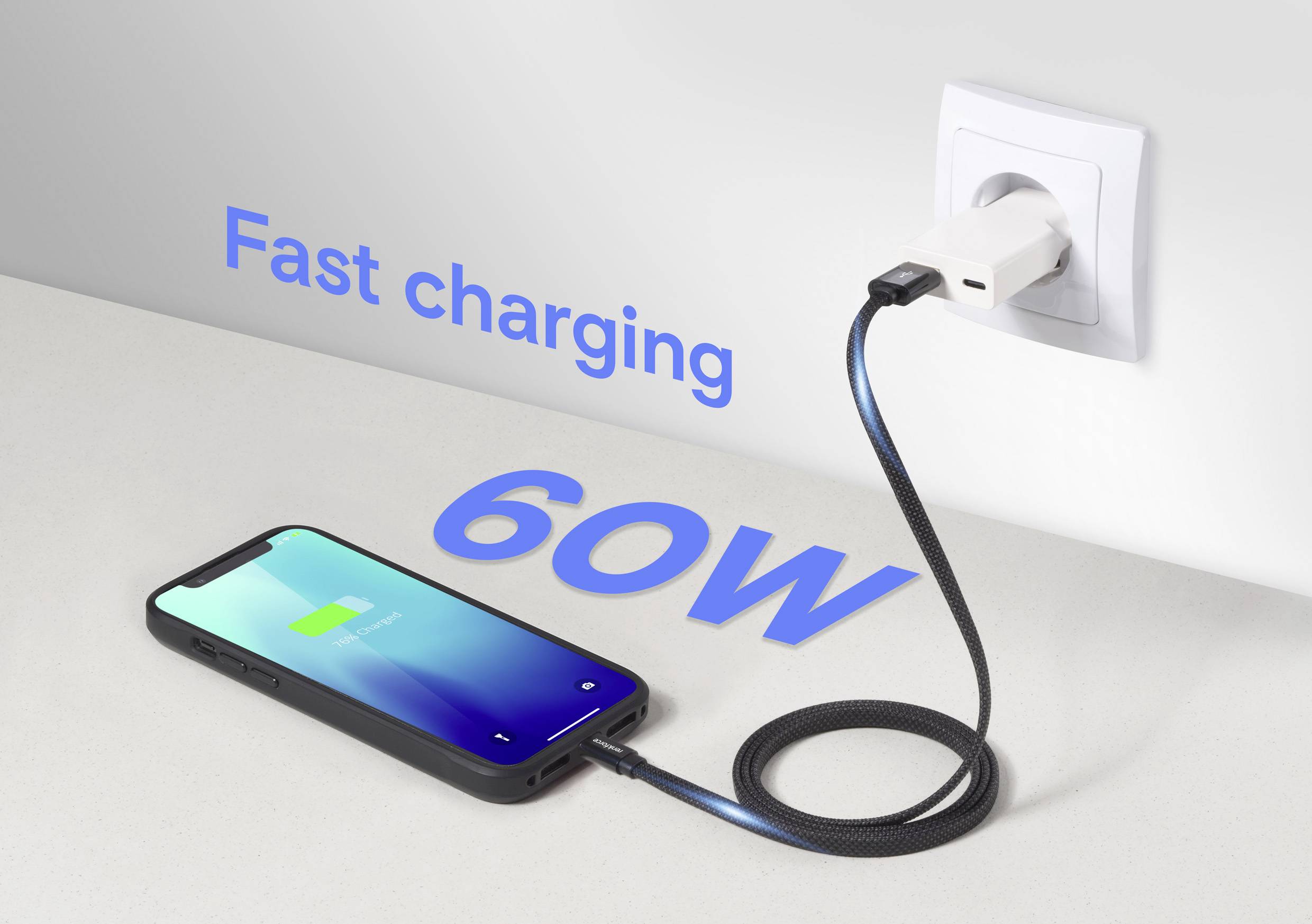 Telefon an Wandladegerät angeschlossen mit der Aufschrift "Schnellladen 60W", was auf eine hochgeschwindigkeitsfähige Ladeleistung hinweist.