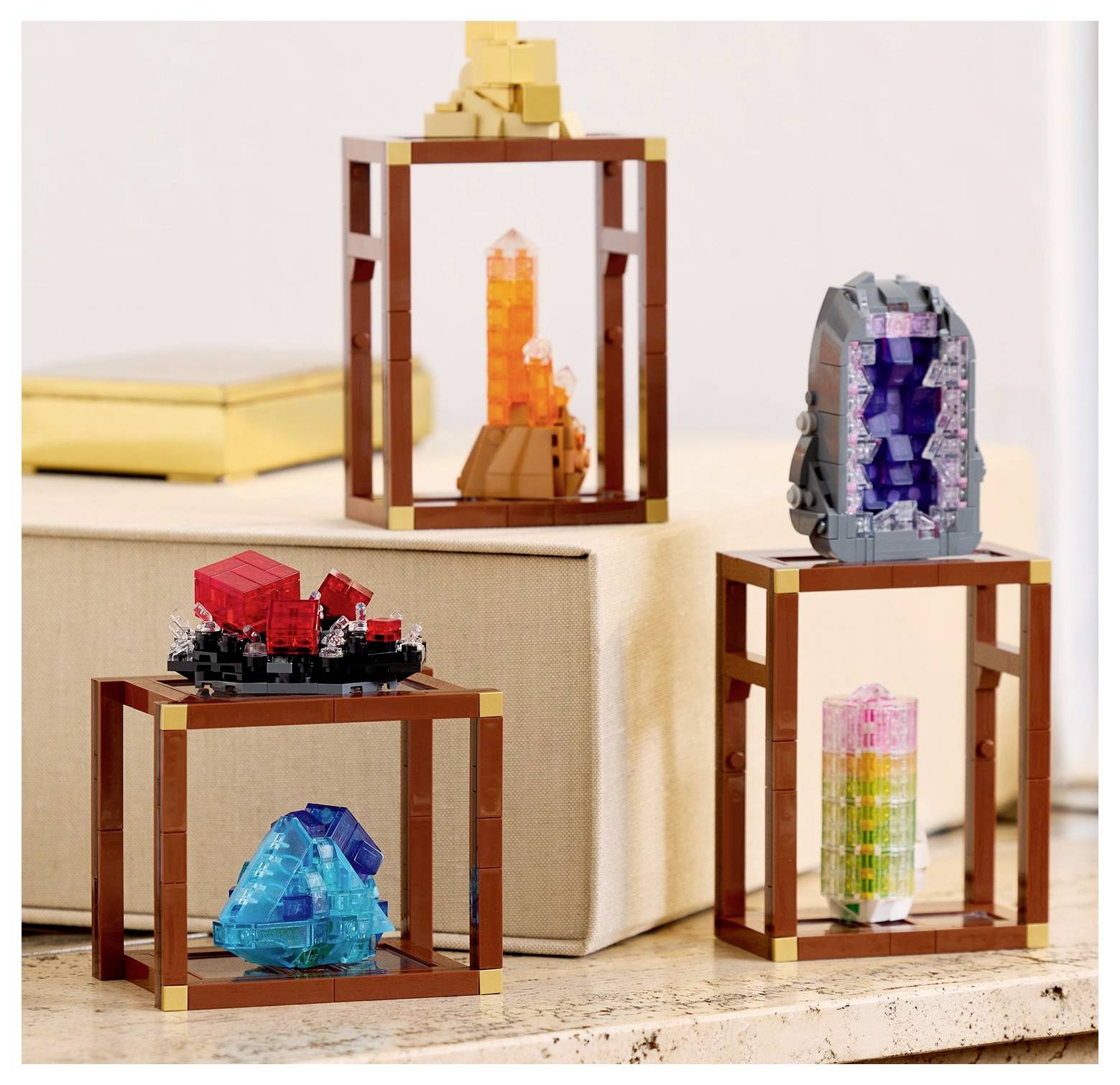 Miniaturen von Blockkunstwerken, die auf Holzrahmen montiert sind, mit verschiedenen abstrakten Formen und Farben, die auf einem Tisch präsentiert werden.