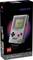 Ein LEGO-Modell einer Retro-Handheld-Spielekonsole auf einer schwarzen Box. Es besteht aus grauen Steinen mit rosa Tasten und einem Display, mit der Aufschrift 'Game Boy'.