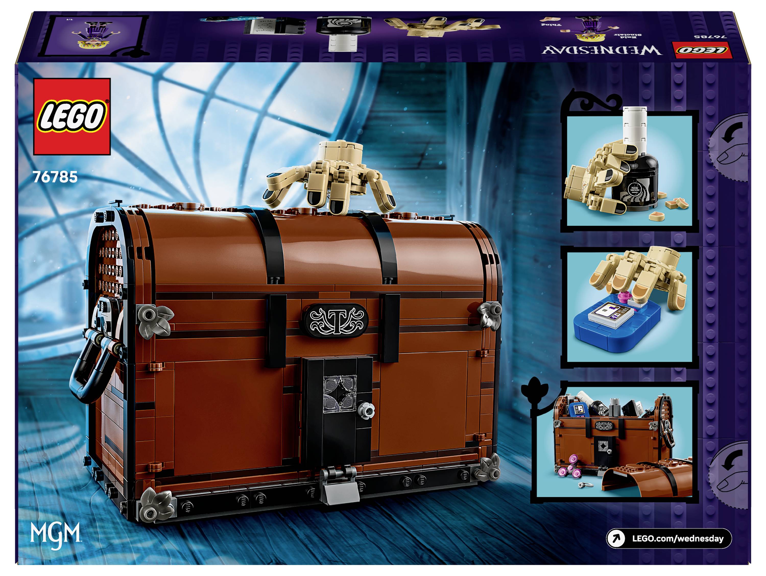 Lego Mystery Chest Set mit einer braunen Truhe, einem Schloss und kleinen Designs, ausgestattet mit Elementen der ‚Wednesday'-Serie wie eine robotische Hand.