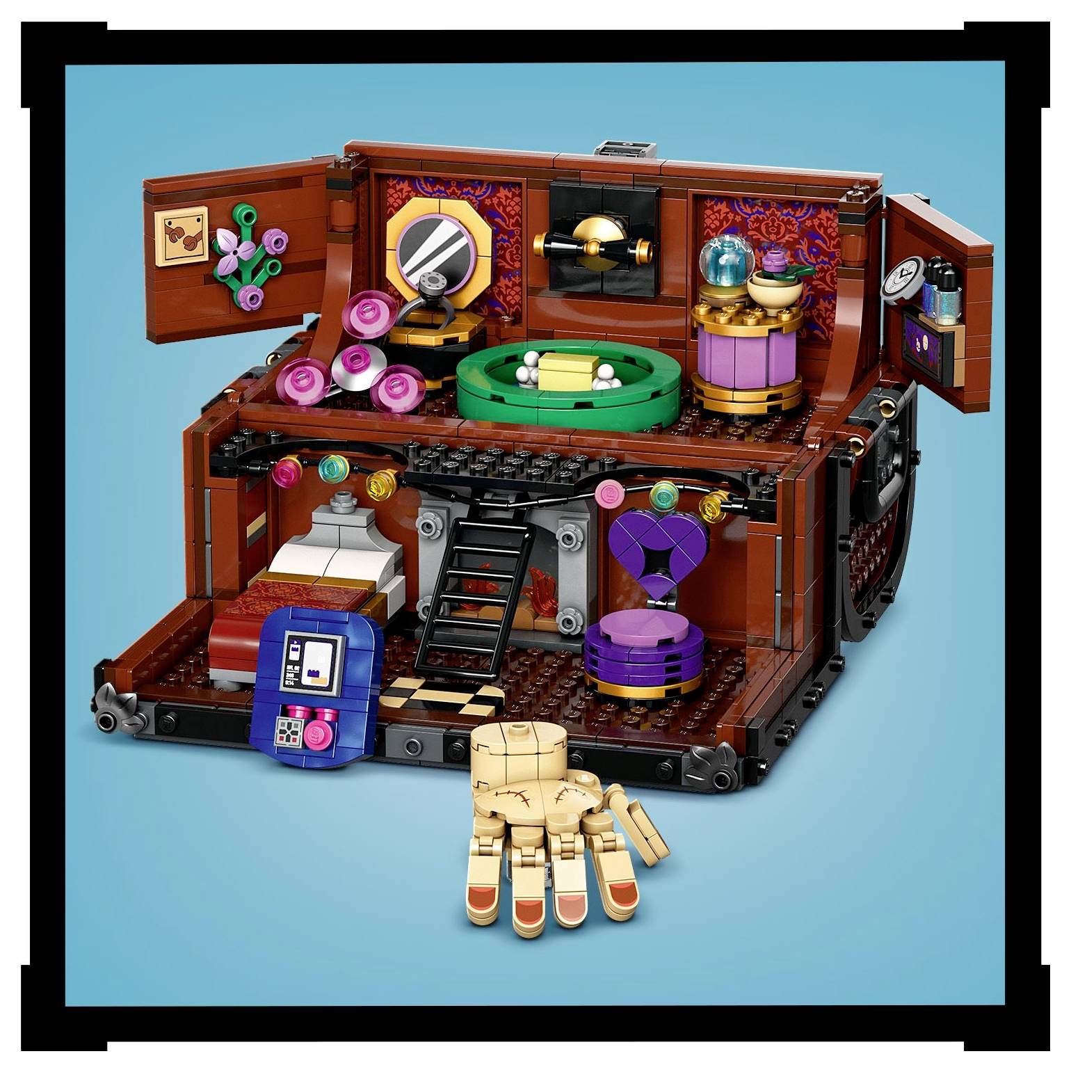 Ein detailliertes LEGO-Set, das das Innere eines Puppenhauses nachbildet, mit lebhaften Einrichtungsgegenständen, winzigen Dekorationen und einer Roboterhand auf blauem Hintergrund.