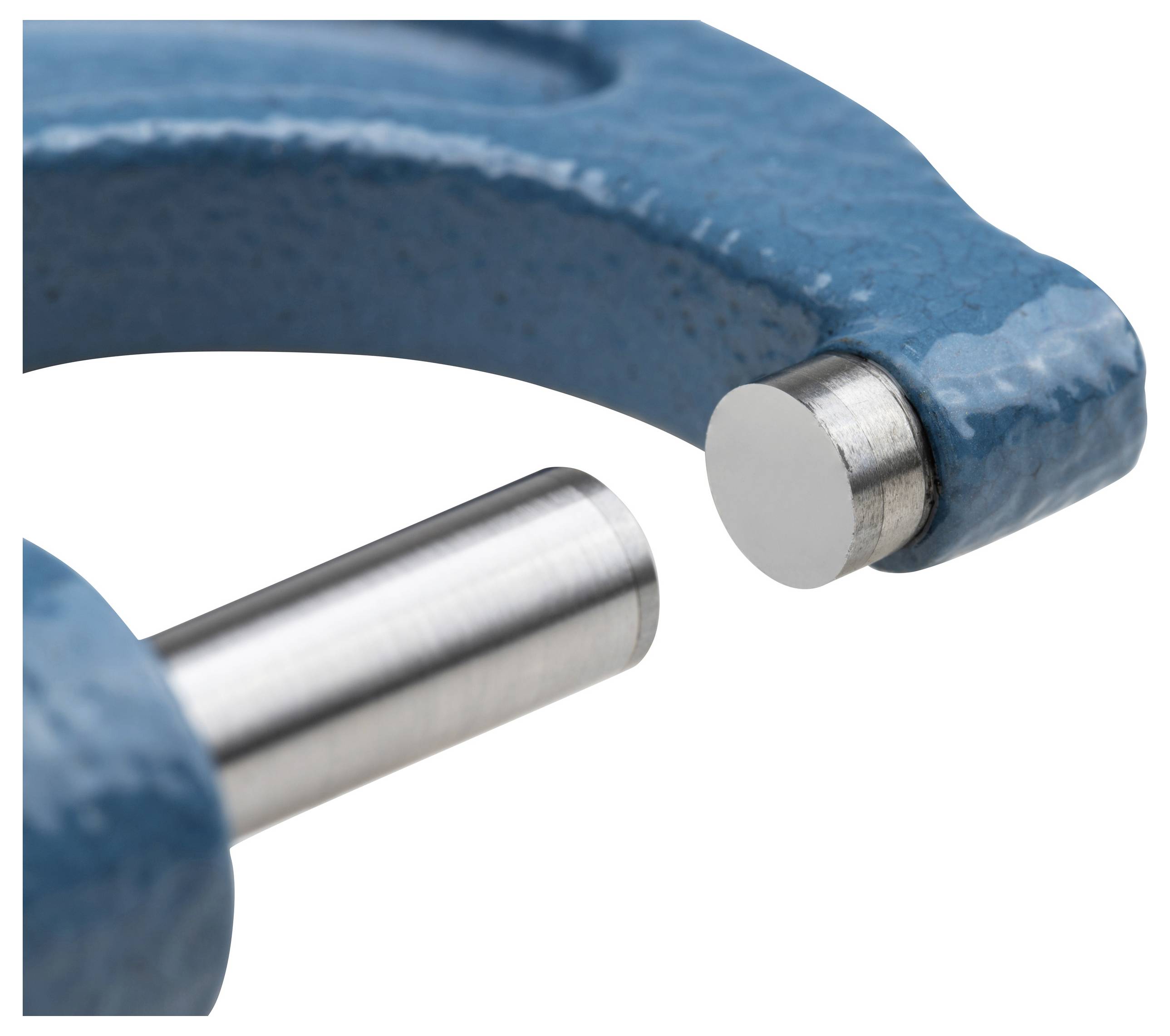 Nahaufnahme einer blauen C-Schraube mit einer metallischen Schraubenspitze auf weißem Hintergrund, die die strukturierte Oberfläche und einen Teil des Rahmens zeigt.